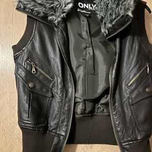 Fully lined vest with fur collar pregnant